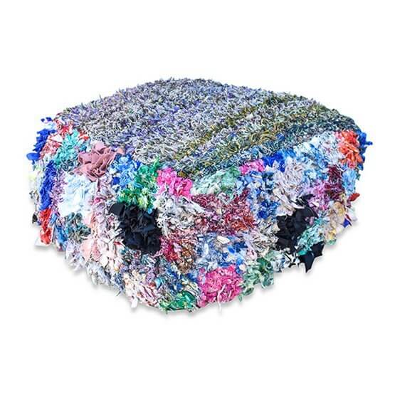 Kleurrijk Marokkaans vloerkussen gemaakt van vintage berberkleed, perfect voor een bohemian sfeer in je woonkamer of slaapkamer.