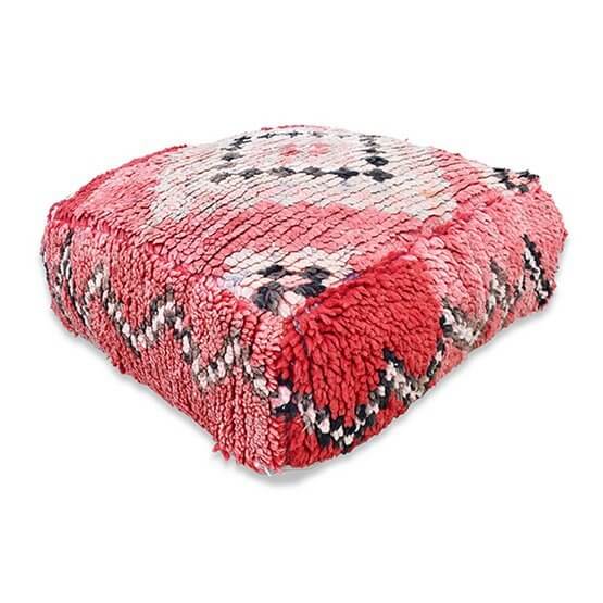 Vintage Marokkaans vloerkussen in bohemian stijl, unieke eyecatcher van berberkleed, handgemaakt voor woonkamer of slaapkamer.