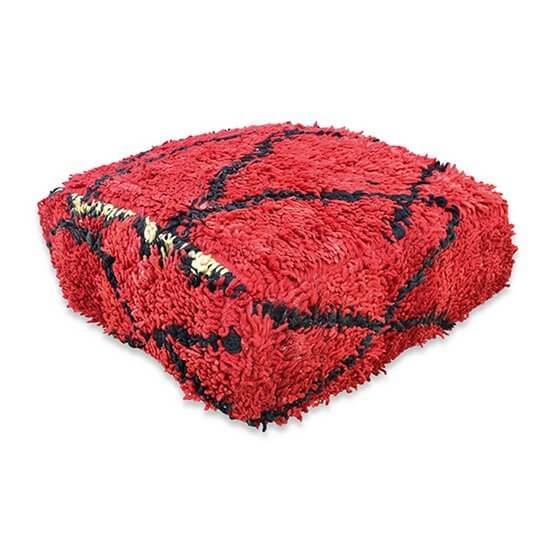 Uniek Marokkaans vloerkussen vintage, rood met zwarte patronen, voor bohemian sfeer in huis. Handgemaakt uit berberkleed, K1293.