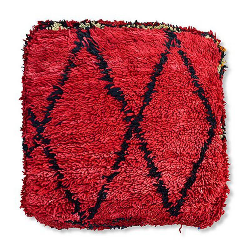 Marokkaans vintage vloerkussen in rood met Berber patroon voor bohemian interieur, handgemaakt en uniek.