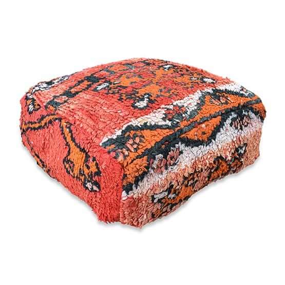 Vintage Marokkaans vloerkussen, handgemaakt van Berberkleed, warme tinten voor een bohemian sfeer in huis.