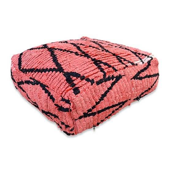 Marokkaans vintage vloerkussen met uniek berberdesign, handgemaakt en bohemian sfeer; een authentiek woonaccessoire.