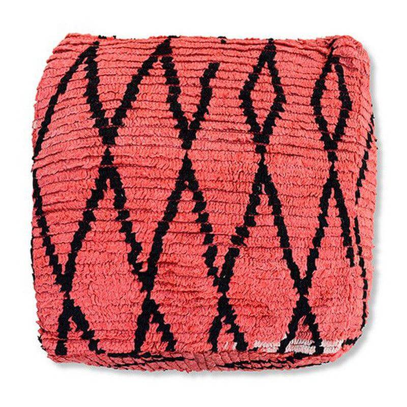 Marokkaans vloerkussen vintage met bohemian zwart-rood dessin, handgemaakt van Berberkleed. Perfect voor woon- of slaapkamerdecoratie.