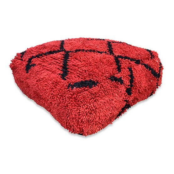 Marokkaans vintage vloerkussen in rood met zwart patroon, perfect voor een bohemian interieur.