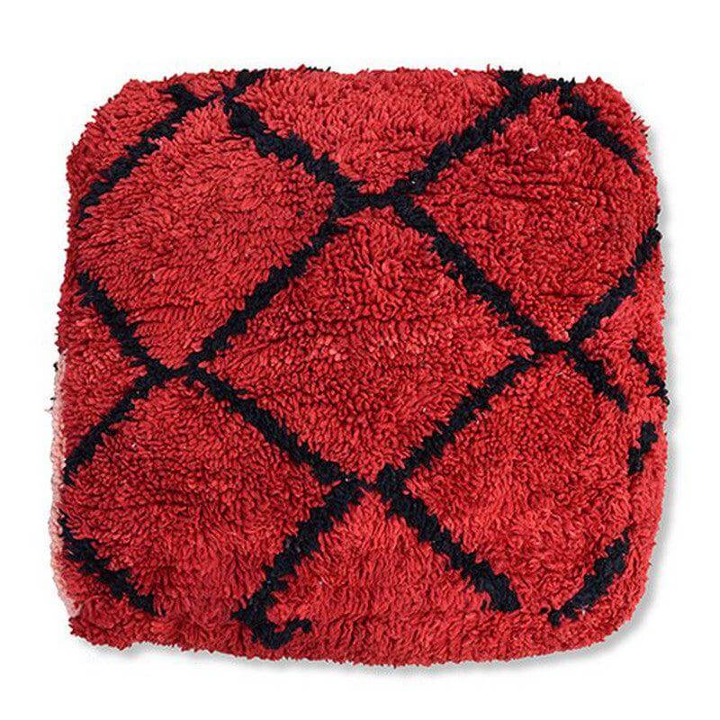 Marokkaans vloerkussen vintage met ruitpatroon in rood en zwart, handgemaakt van Berberkleed, bohemian stijl voor woon- of slaapkamer.