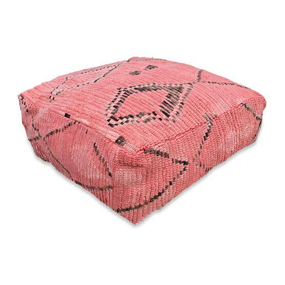 Roze Marokkaans vloerkussen vintage met bohemian patroon, uniek en handgemaakt van een Berberkleed, perfect voor woon- of slaapkamer.