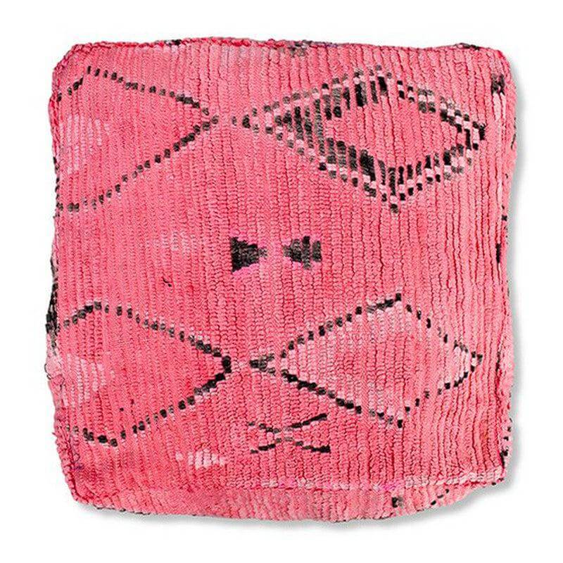 Roze vintage Marokkaans vloerkussen, handgemaakt van Berberkleed met bohemian patronen. Uniek en kleurrijk woonaccessoire.