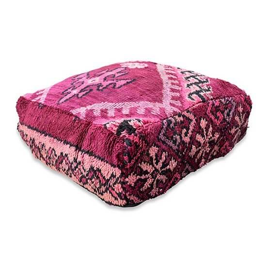 Marokkaans vloerkussen vintage in roze en paars tinten, bohemian stijl, handgemaakt van Berber tapijt, unieke woondecoratie