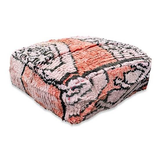 Marokkaans vintage vloerkussen K1335, handgemaakt uit Berberkleed, bohemian stijl, unieke eyecatcher voor woon- of slaapkamer.