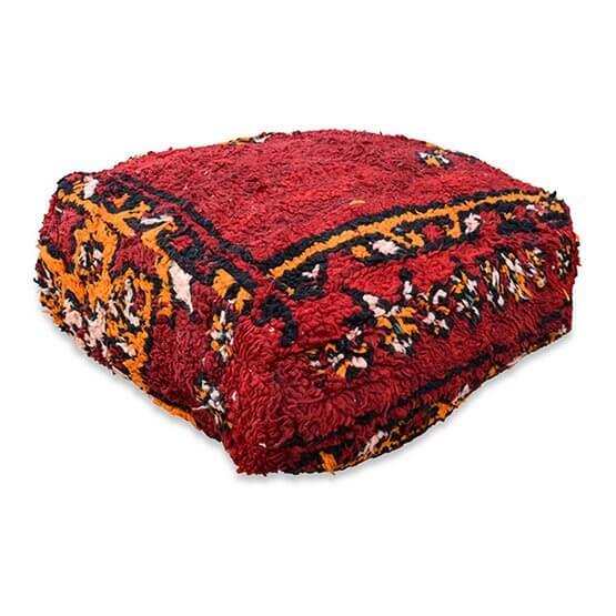 Vintage Marokkaans vloerkussen K1337 met rood en oranje berberpatroon, bohemian sfeer voor woon- of slaapkamerinterieur