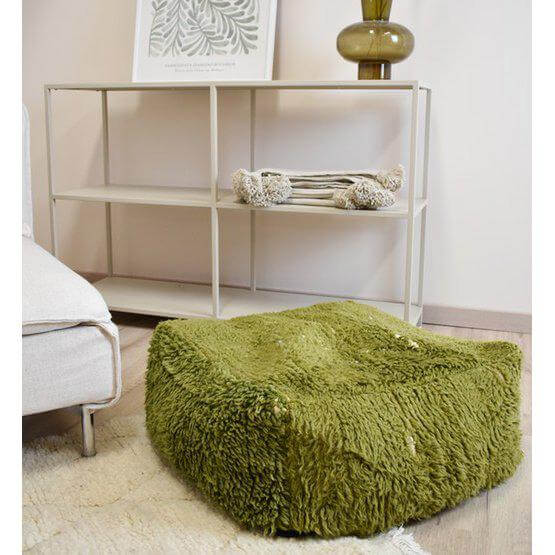 Olijfgroen vloerkussen in bohemian woonkamer met vintage sfeer, handgemaakt Marokkaans ontwerp dat uniek is.
