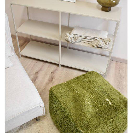 Groen Marokkaans vloerkussen vintage K1343 voor bohemian interieur, met handgemaakte texturen op houten vloer naast witte kast.