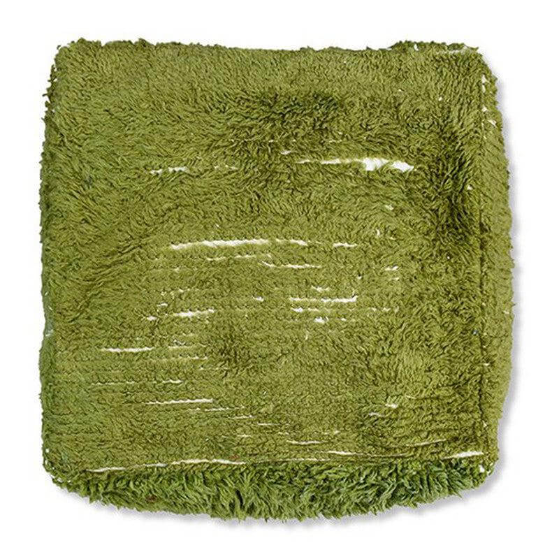Groen vintage Marokkaans vloerkussen, uniek handgemaakt van een berberkleed, perfect voor een bohemian interieur.