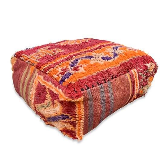 Marokkaans vintage vloerkussen K1354 in bohemian stijl, handgemaakt van Berberkleed, kleurrijk en uniek woondecor.