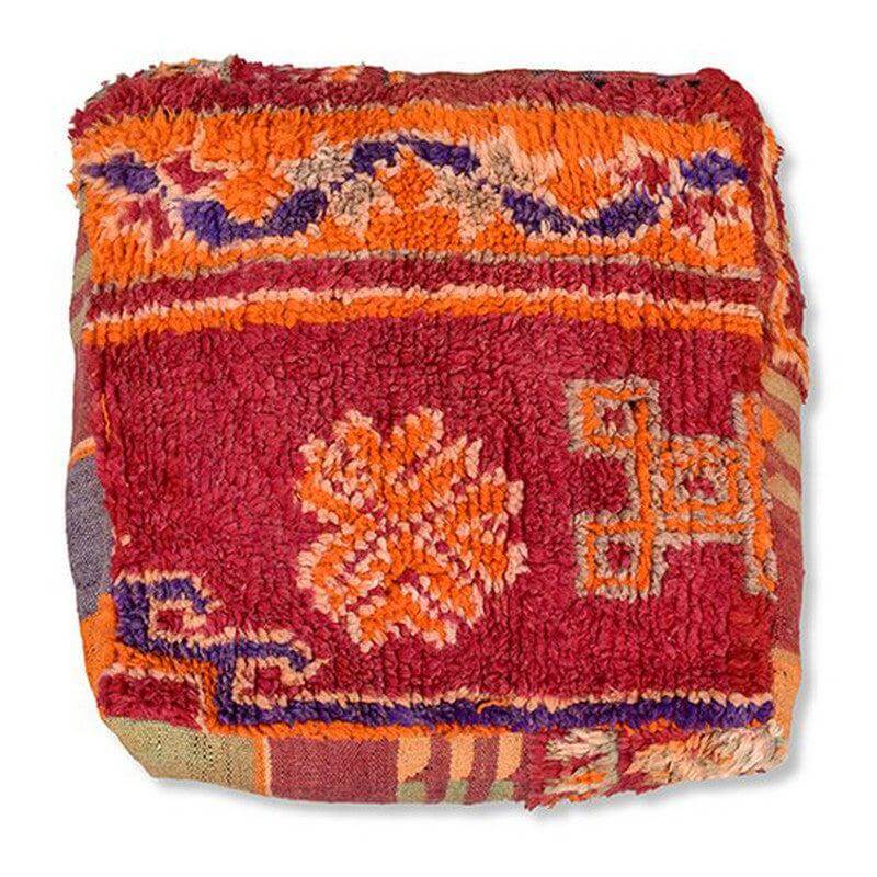 Marokkaans vintage vloerkussen K1354 in rood en oranje tinten met traditionele patronen, handgemaakt van Berberkleed.