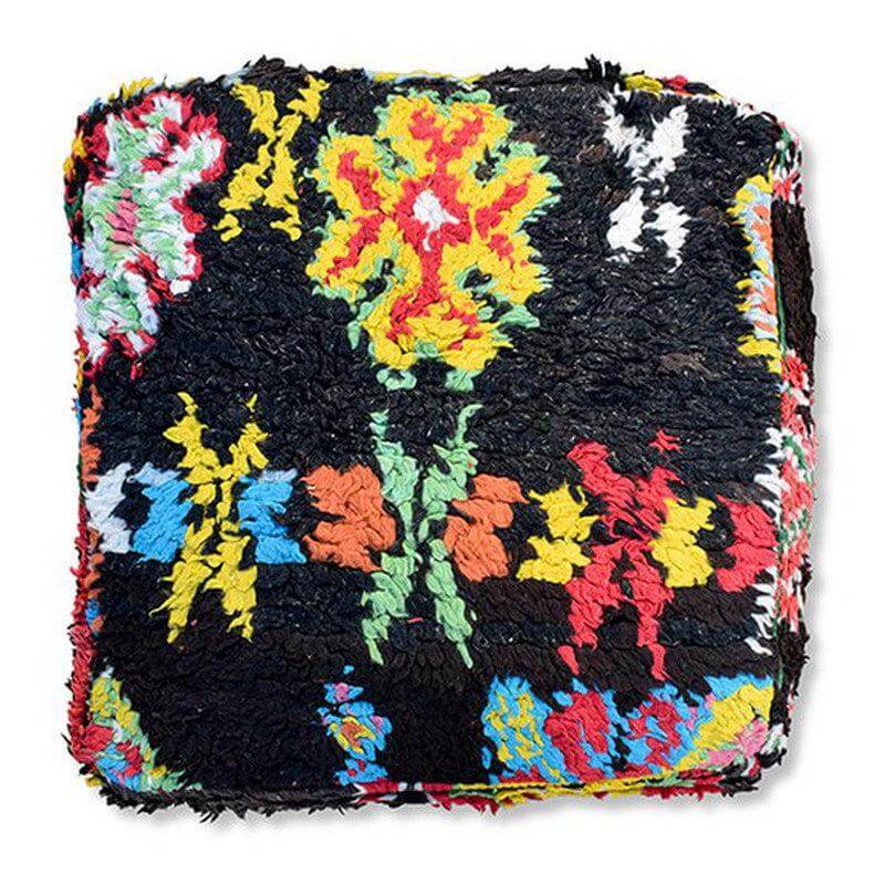Vintage Marokkaans vloerkussen K1357 met kleurrijk bohemian design op zwarte achtergrond, uniek handgemaakt uit berberkleed.