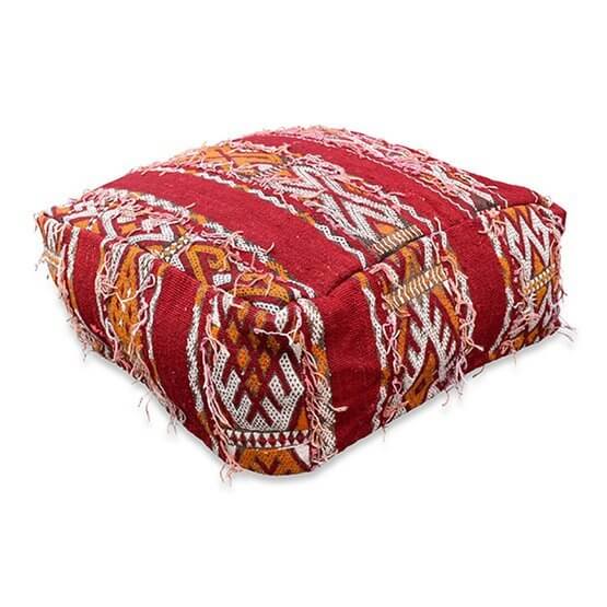 Marokkaans vintage vloerkussen K1365, rood-oranje berberkleed, bohemian sfeer, handgemaakt unieke eyecatcher voor woon- of slaapkamer.