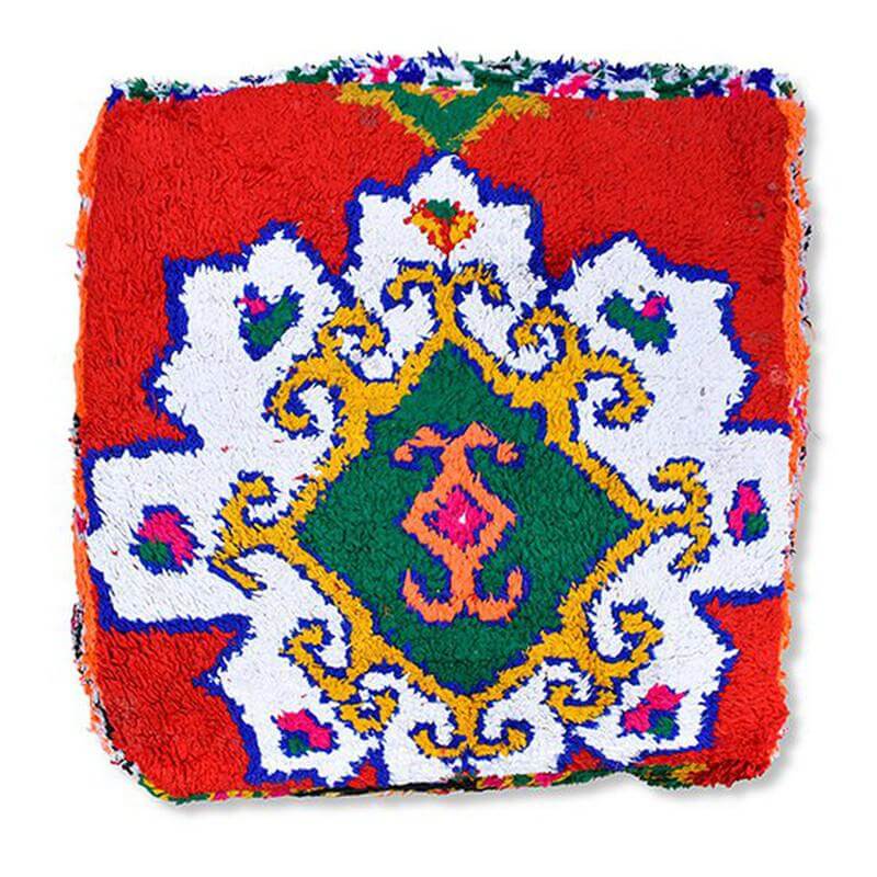 Vintage Marokkaans vloerkussen met kleurrijk berberdesign, brengt een unieke bohemian sfeer in je interieur. Handgemaakt kunstwerk.
