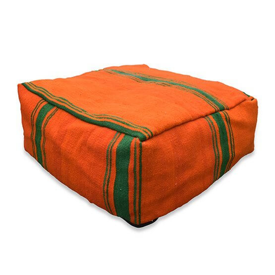 Marokkaans vloerkussen vintage met oranje en groene strepen, uniek handgemaakt Berber ontwerp voor een bohemian sfeer.