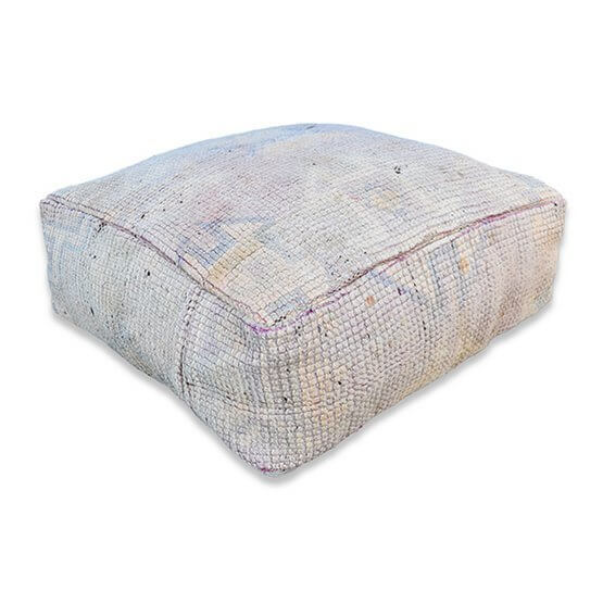 Marokkaans vloerkussen vintage, uniek handgemaakt berberkleed, bohemian sfeer, decoratief vloerkussen voor woon- of slaapkamer.