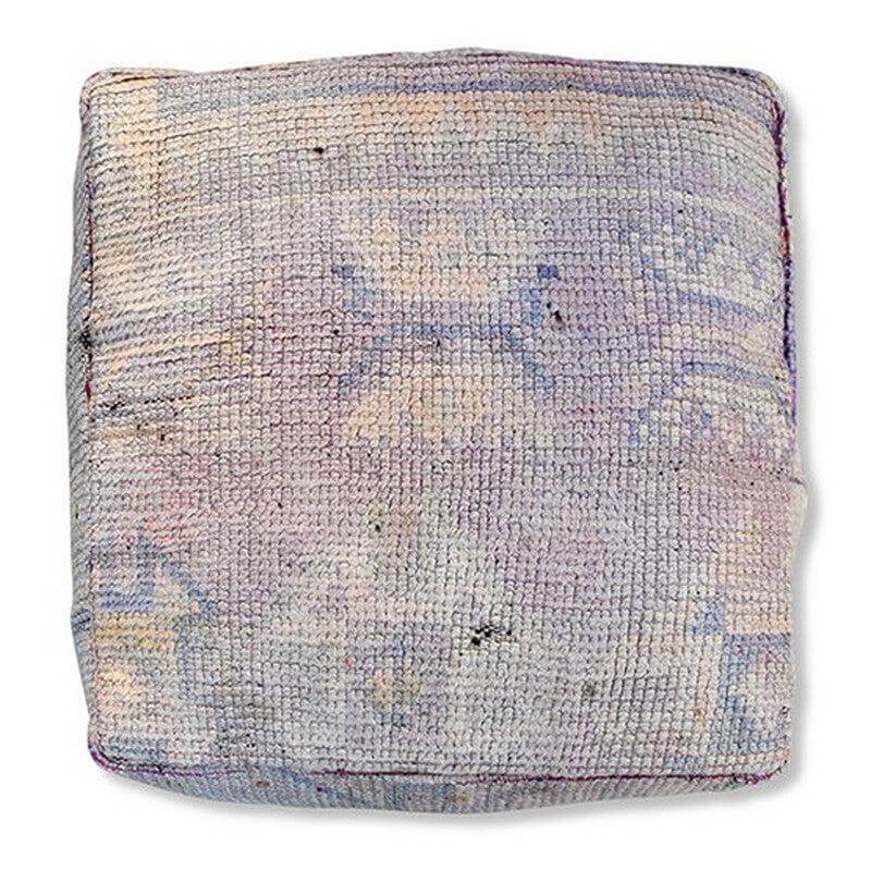 Vintage Marokkaans vloerkussen met bohemian design; uniek handgemaakt item van Berberkleed. Eyecatcher voor woon- of slaapkamer.