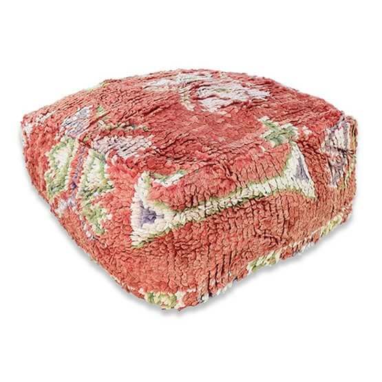 Vintage Marokkaans vloerkussen van Berberkleed, sfeervolle bohemian stijl, uniek handgemaakt item voor woon- of slaapkamer.