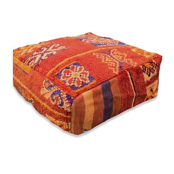 Marokkaans vloerkussen vintage K1415 met bohemian ontwerp, handgemaakt van Berberkleed in warme tinten, uniek en stijlvol woonaccessoire.