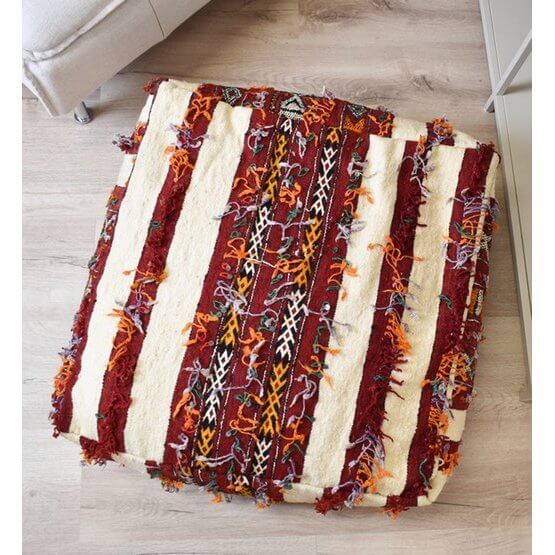 Marokkaans vloerkussen vintage K1422 met bohemian design, gemaakt van een authentiek Marokkaans berberkleed, kleurrijk en uniek.