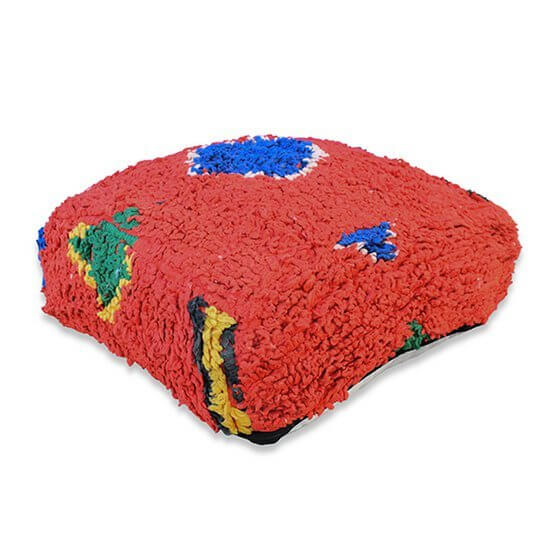 Marokkaans vloerkussen vintage in rood, handgemaakt van berberkleed, bohemian sfeer voor je woonruimte.