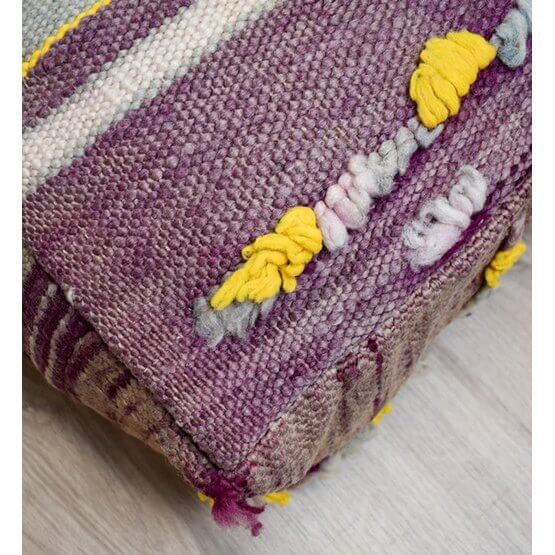 Handgemaakt Marokkaans vloerkussen in vintage stijl met paarse en gele Berberse patronen, authentiek en stijlvol.