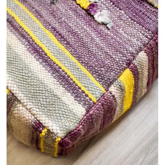 Kleurrijk Marokkaans vloerkussen vintage met paarse en gele strepen, handgemaakt van Berberkleed, bohemian stijl. Uniek interieurstuk.