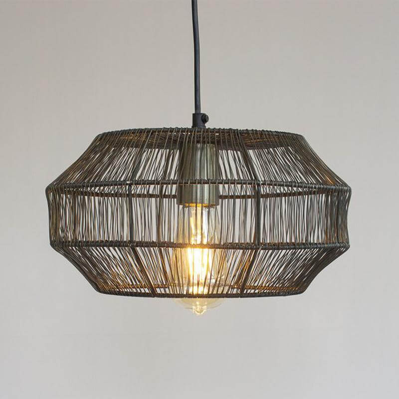 Zwarte metalen hanglamp Salerno met antieke touch, perfect voor industrieel, modern of etnisch chic interieur.