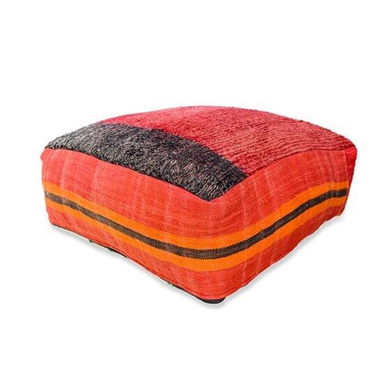 Unieke Marokkaanse vloerkussen van vintage Berber tapijt in rood en oranje, perfect voor een bohemian sfeer in huis.