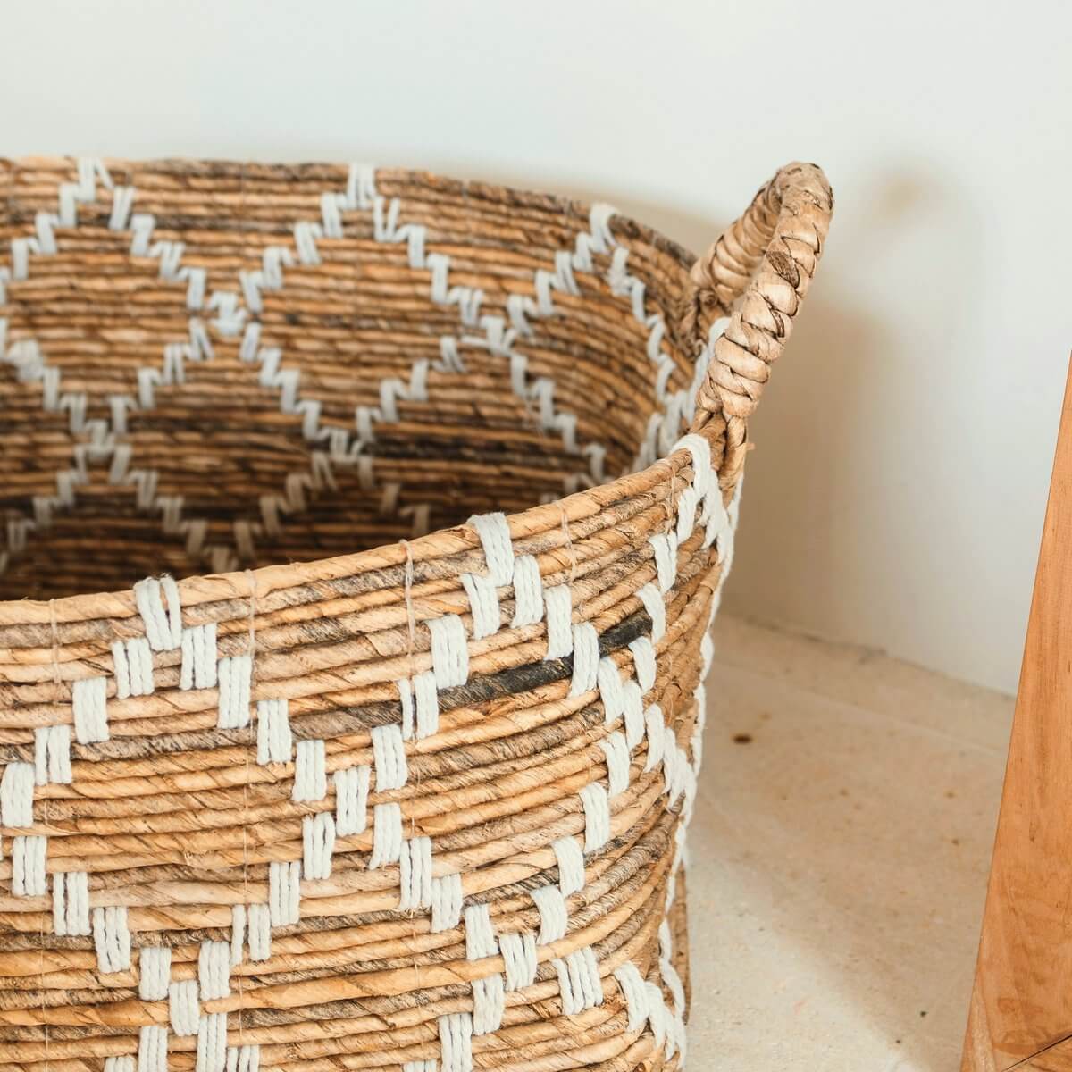Vierkante Gandaria opbergmand, handgeweven van bananenvezel en witte katoenen accenten, brengt natuurlijke elegantie in huis.