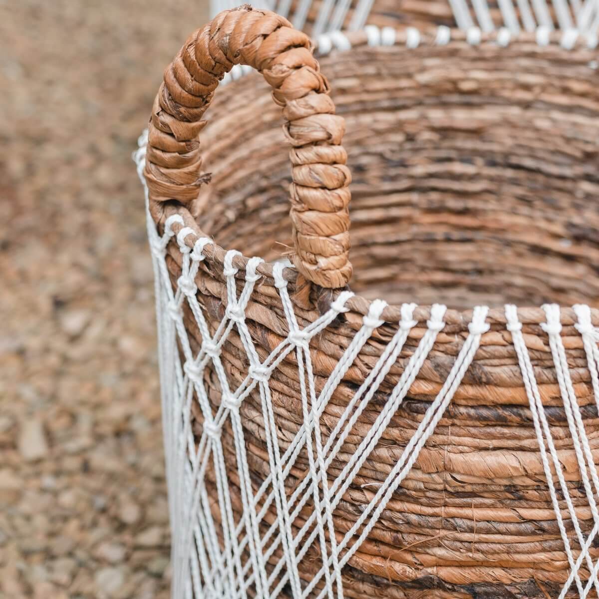 Opbergmand JUWANA van bananenvezel met katoenen koordpatroon en handvatten, perfect voor organisatie en decoratie.