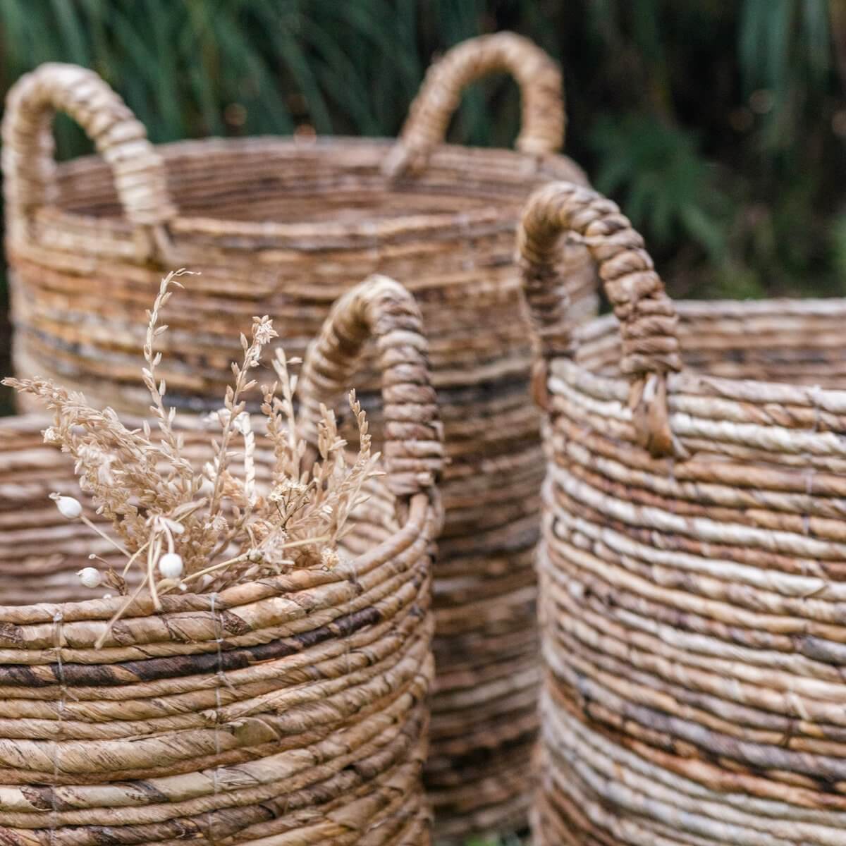 Set van SYAILENDRA opbergmanden van bananenvezel met handvatten, duurzaam en handgemaakt, perfect voor planten of als wasmand.
