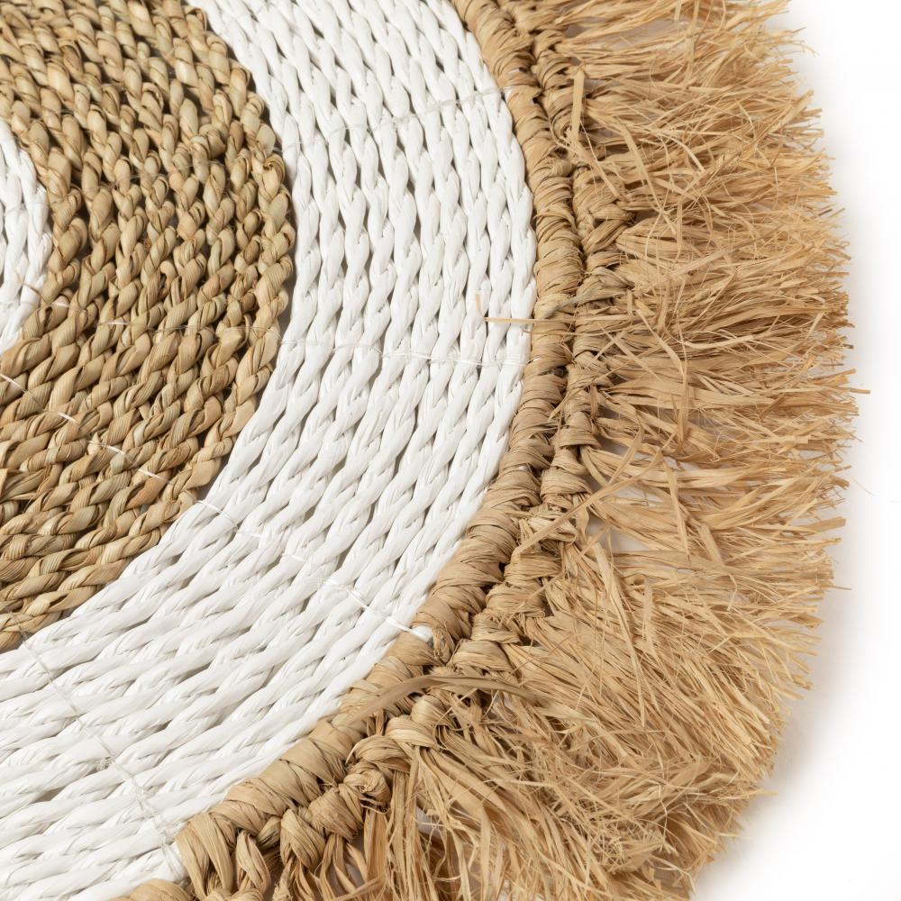 Ronde zeegras placemat met rafia en kauri schelpenrand voor een boho-eilandstijl op je eettafel.