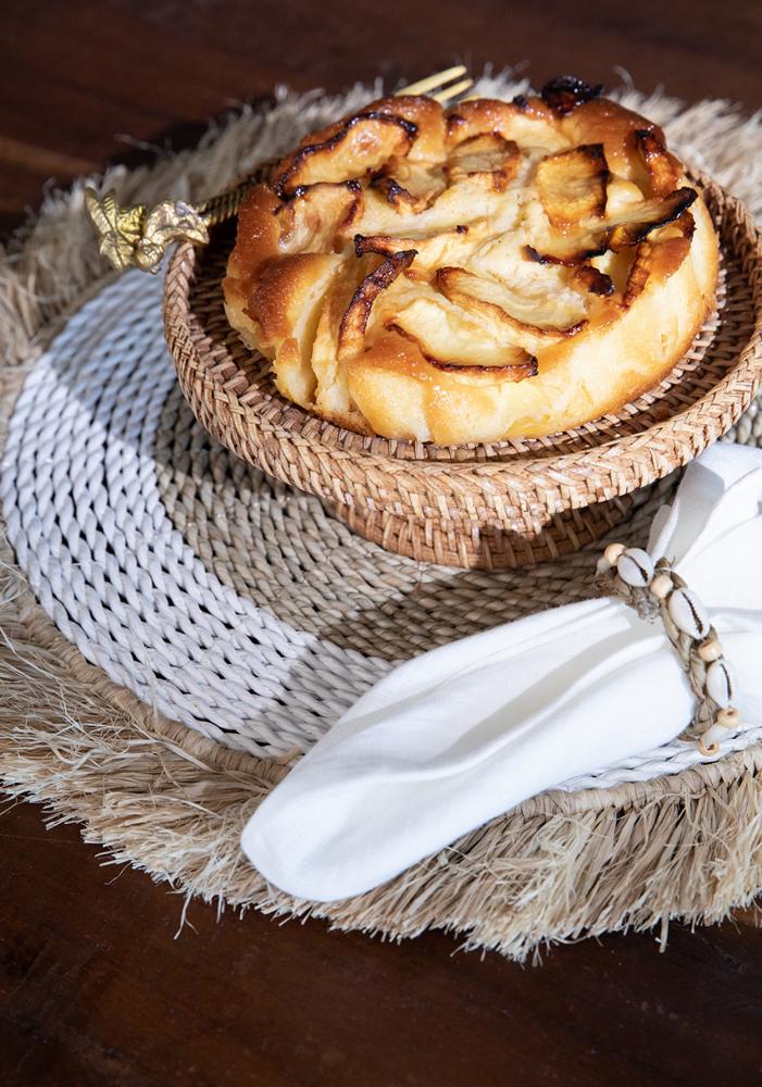 Stijlvolle zeegras placemat met raffia en torta, perfect voor boho en eilandstijl tafeldecor.