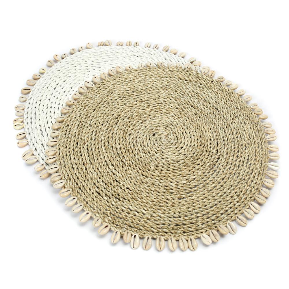 Placemat van zeegras met kauri schelpen, ideaal voor boho-interieur.