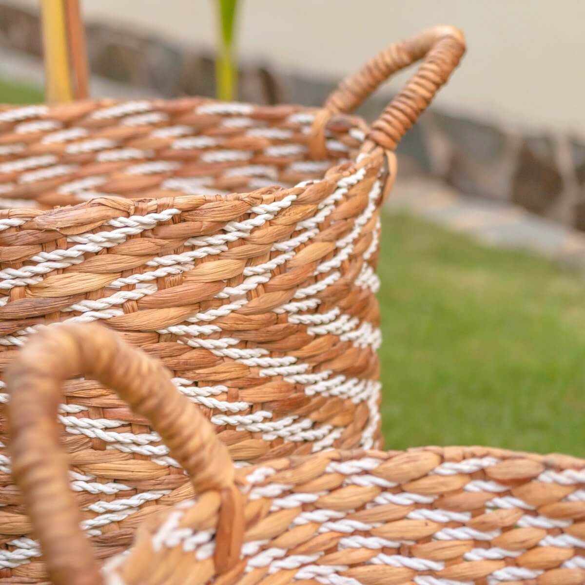 Ronde geweven mand YALIMO van waterhyacint met gestreept patroon, handvatten en strandhuisgevoel, 100% handgemaakt, fairtrade.