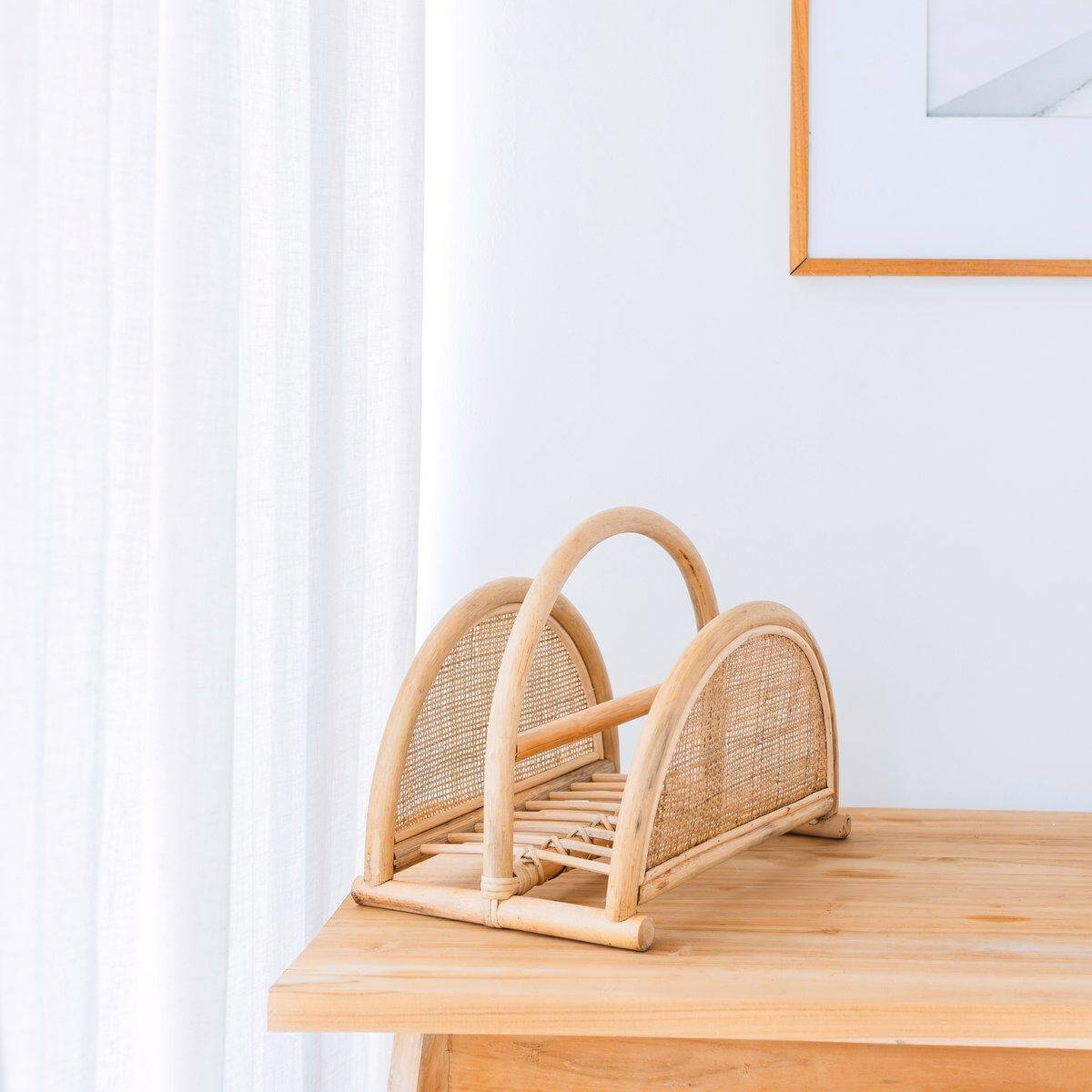 Rotan Krantenrek – Tijdschriftenhouder – Boho Krantenmand – Handgemaakte Rotan Krantenhouder ALOR-Soeji-Ik Hout ervan.