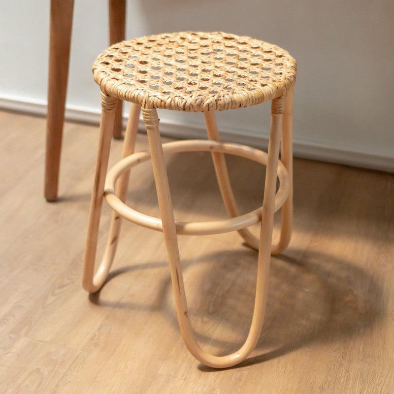 Rotan Kruk KOLAKA Ø35 cm met geweven zitvlak en drie poten, ideale natuurlijke charme voor elk interieur.