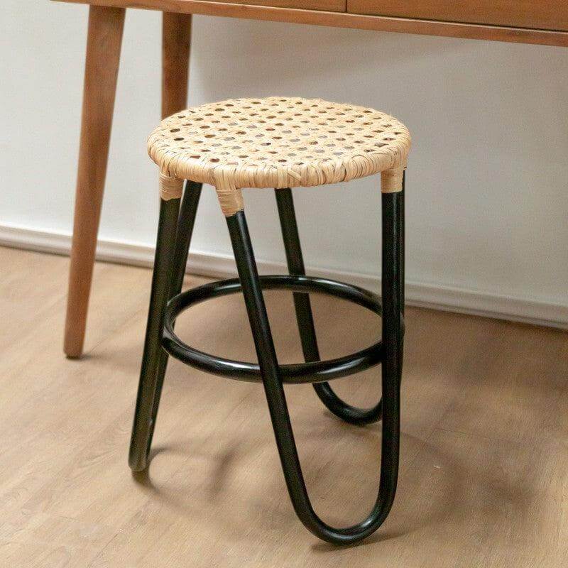 Rotan Kruk KOLAKA zwart met geweven zitvlak, ronde kruk met drie poten, diameter 35 cm, elegante en minimalistische uitstraling.