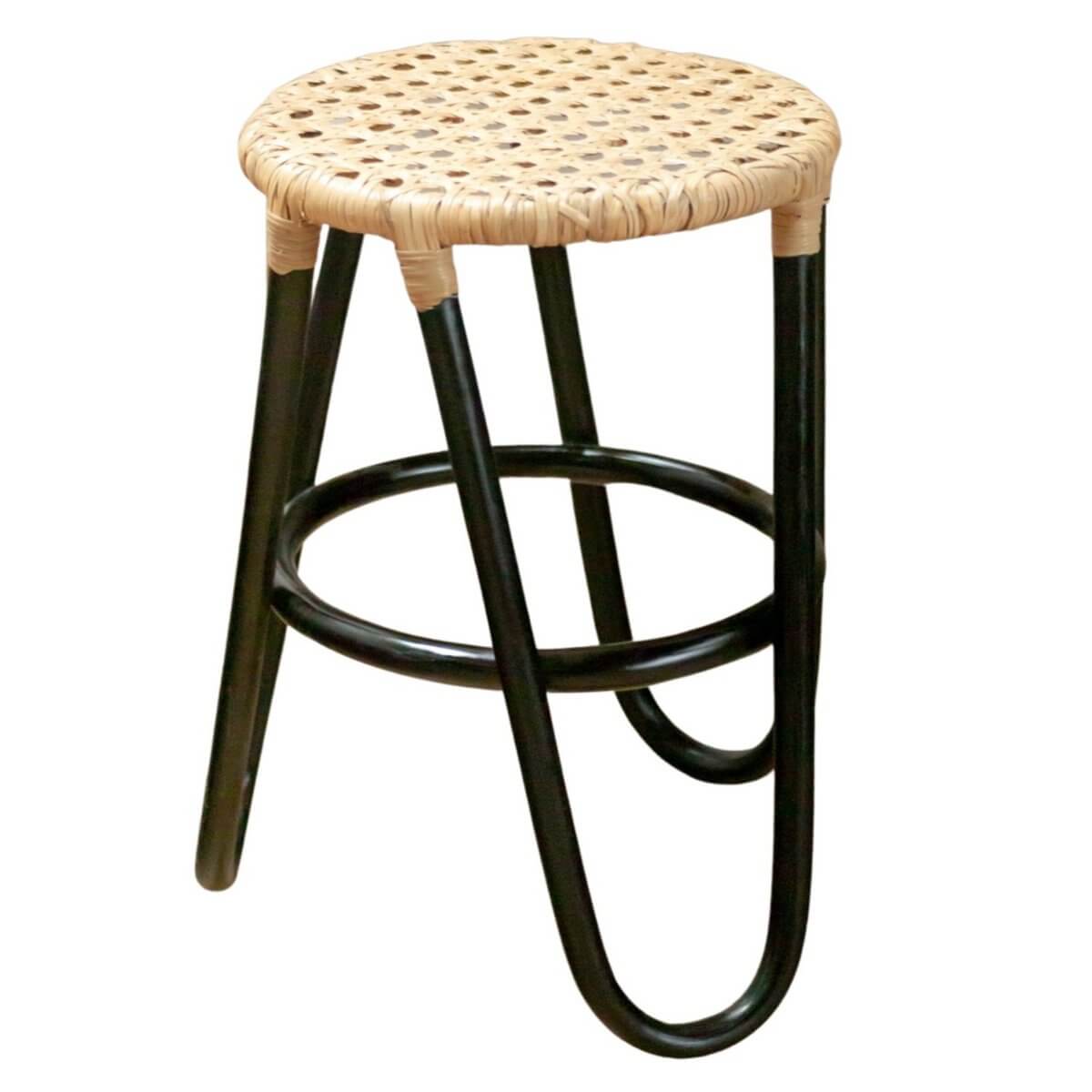 Rotan kruk KOLAKA zwart met geweven zitvlak, Ø35 cm, drie poten, elegant en functioneel ontwerp voor modern interieur.
