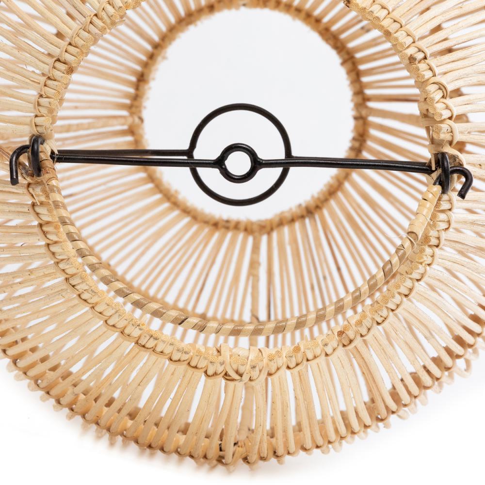 Rotan hanglamp The Zuri met klokvormig ontwerp voor sfeervolle lichtstrepen, geschikt als hanglamp of vloerlamp in huis of buitenruimte.