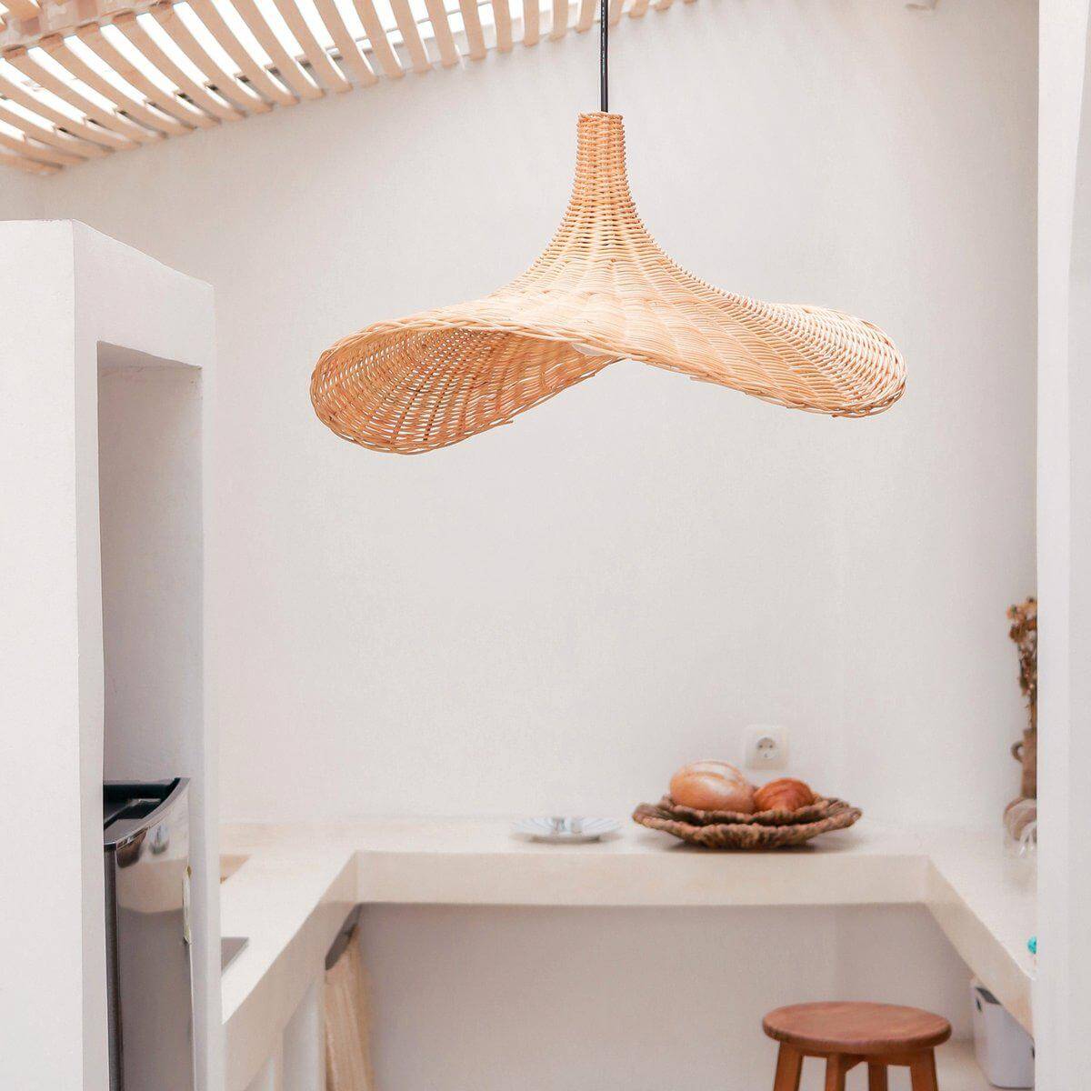 SAYAN rotanlamp in keuken, handgemaakte natuurlijke vezels, trechtervormige kap, duurzaam en rustgevend lichtpatroon.