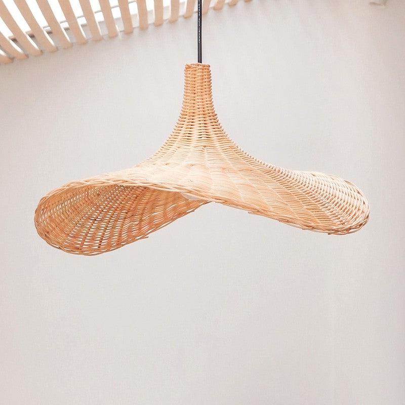 Sayan hanglamp van natuurlijke rotanvezels, trechtervormig ontwerp, duurzaam en handgemaakt, straalt warme lichtpatronen.