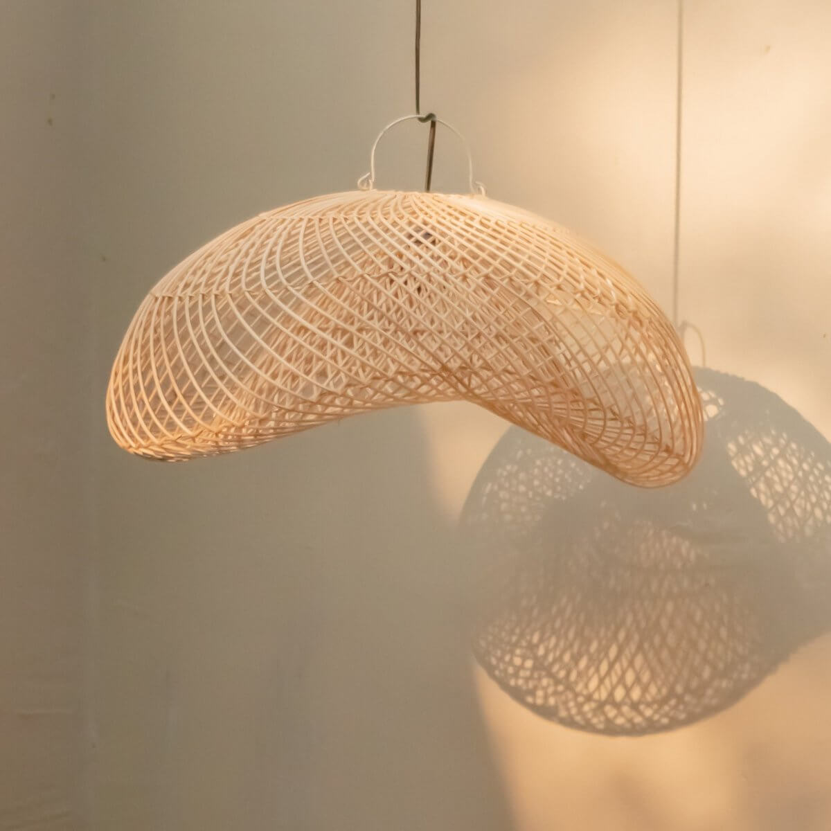 Handgemaakte rotanlampenkap Padma creëert warme, rustgevende lichtpatronen. Duurzaam en eerlijk handel product uit Bali.