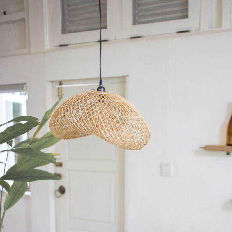 Rotanlamp PADMA, handgemaakt op Bali, werpt warme lichtpatronen. Verkrijgbaar in 40 of 50 cm, duurzaam, plasticvrije verpakking.