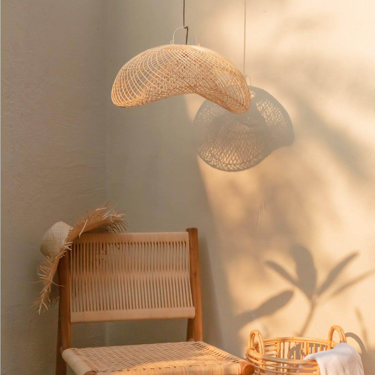 Rotanlamp PADMA in gezellige hoek met stoel en schaduwen, handgemaakt op Bali